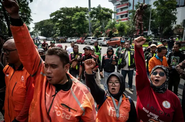 Pengemudi ojek daring melakukan aksi unjuk rasa di Semarang, Jawa Tengah, Rabu (20/5/2026).