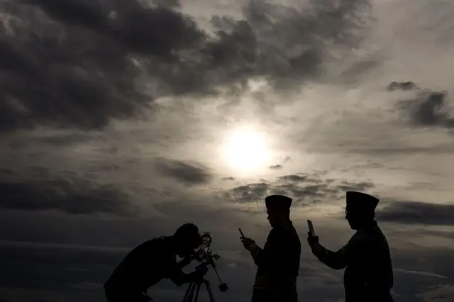 Des agents procèdent à l'observation croissant lunaire à l'aide d'un télescope à l'observatoire Albiruni de l'université islamique de Bandung, dans la ville de Bandung, dans l'ouest de Java, en Indonésie, le 17 février 2026.