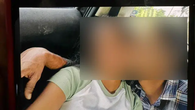 භික්ෂූන් වහන්සේලාගේ ජංගම දුරකතන තුළ තිබී අනාවරණය වුණු ඡායාරූපයක්: මෙහි එක් හිමිනමක් ගිහියෙකු ලෙස සැරසී කාන්තාවක සමග සිටින අයුරු දක්නට ලැබේ. හඳුනා ගැනීමට නොහැකි වන ලෙස ඔවුන්ගේ මුහුණු බොඳ කර ඇත.
