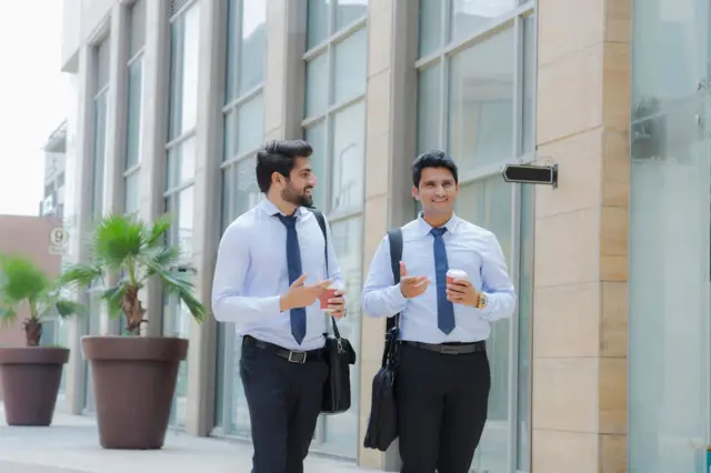 ऑफिसमध्ये बसून काम करणाऱ्यांनी जेवल्यावर थोडं चाललं पाहिजे, वाचा 5 कारणं