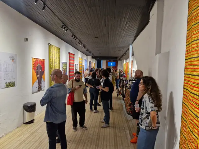 Pessoas em pé observando artes