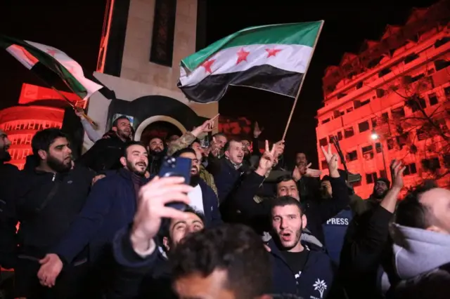 Sirios celebrando la caída de Al Assad el 8 de diciembre