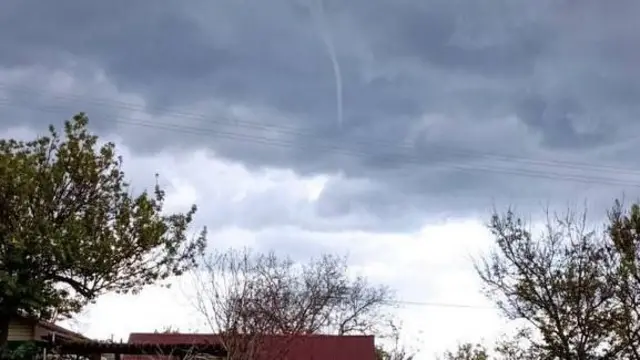 Вихор повітря, схожий на смерч, у небі над Смілою