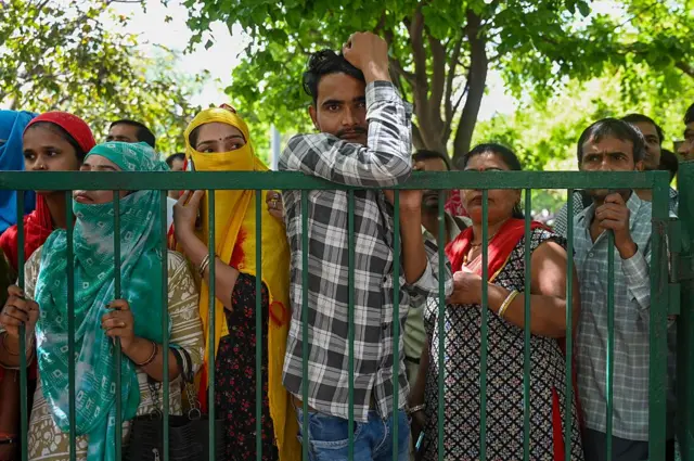 नोएडा में काम करने वाले फ़ैक्ट्री वर्कर कई दिनों से वेतन को बढ़ाने की माँग कर रहे हैं