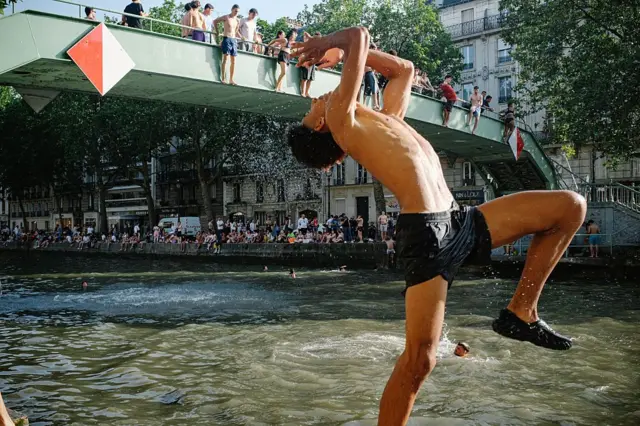 Miles de personas se han dirigido a los canales de París para refrescarse.