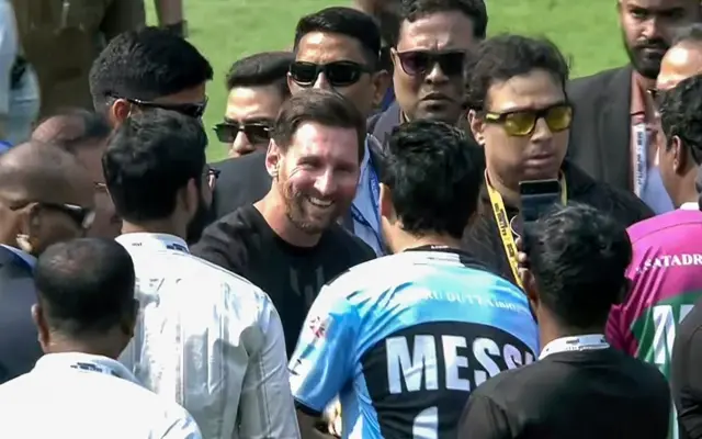 पश्चिम बंगालच्या मुख्यमंत्री ममता बॅनर्जी यांनी स्टेडियममधील 'अव्यवस्थे'बद्दल दुःख व्यक्त केले आणि माफी मागितली आहे.