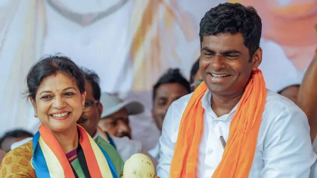 तमिलनाडु चुनाव प्रचार के दौरान के अन्नामलाई ने धर्मपुरी में आयोजित एक जनसभा के दौरान पट्टाली मक्कल काची (पीएमके) उम्मीदवार सौम्या अंबुमणि का समर्थन किया (तस्वीर: 18 अप्रैल 2026)