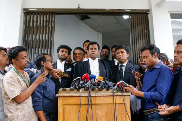 ঢাকাতে শেখ হাসিনার বিরুদ্ধে গ্রেফতারি পরোয়ানা জারির কথা ঘোষণা করছেন চিফ প্রসিকিউটর তাজুল ইসলাম 