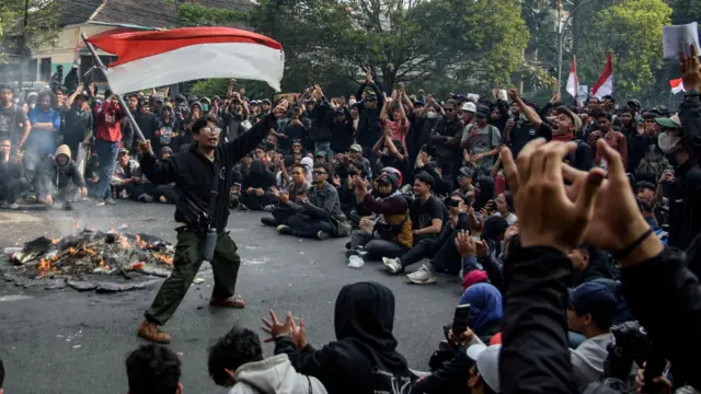 Massa yang tergabung dalam aliansi mahasiswa dan masyarakat mengibarkan bendera Merah Putih saat berunjuk rasa di depan Gedung DPRD Jawa Barat, Bandung, Jawa Barat, 22 Agustus 2024.