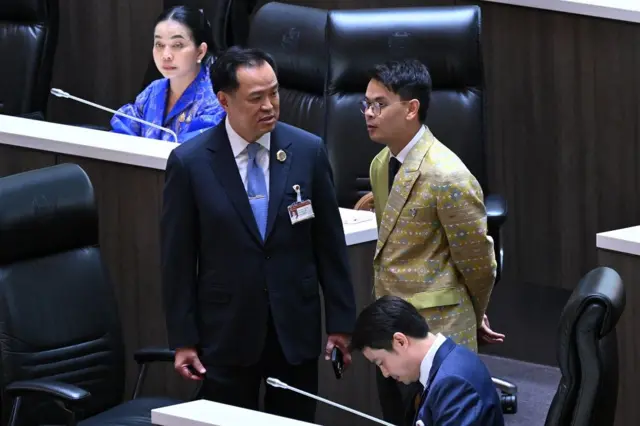 นายอนุทิน ชาญวีรกูล หัวหน้าพรรคภูมิใจไทย (ภท.) ร่วมประชุมสภาฯ หลังจากคืนที่ผ่านมา เขาโพสต์บนเฟซบุ๊กอ้างว่า ผู้นำจีน ได้เตือนรัฐบาลไทยถึง 3 ครั้งให้ยกเลิกนโยบายจัดตั้งเอนเตอร์เทนเมนต์คอมเพล็กซ์ 