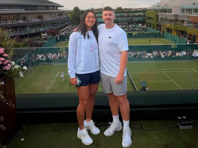 Janice Tjen (kiri) dan pelatihnya, Chris Bint, di sela-sela turnamen Wimbledon 2026.