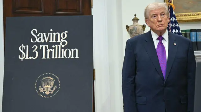 Президент США Дональд Трамп наблюдает за выступлением в зале Рузвельта Белого дома в Вашингтоне, округ Колумбия, 12 февраля 2026 года.