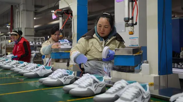 Empleados fabrican calzado en una fábrica el 30 de diciembre de 2025 en Luoyang, provincia de Henan, China. 