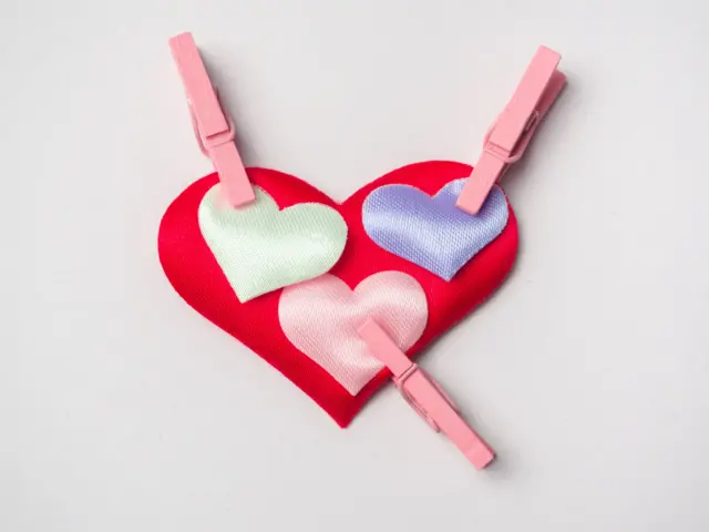 धेरै जनासँग प्रेमसम्बन्ध रहेको देखाउने चित्राङ्कन