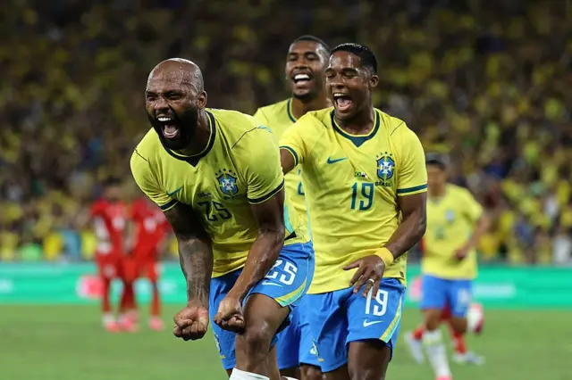 Igor Thiago (esq.) comemora o quinto gol da seleção brasileira contra o Panamá, no dia 31 de maio de 2026, no Maracanã
