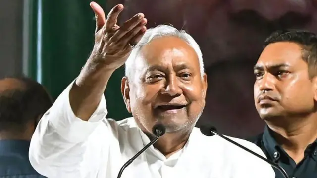 अलीकडच्या काळात नितीश कुमार यांच्या सार्वजनिक कार्यक्रमांमधील वर्तनावरून अनेकवेळा वाद निर्माण झाले आहेत.