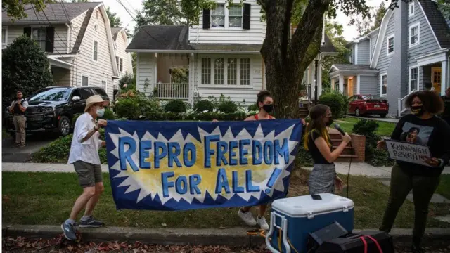 Ушул айдын башында АКШнын Жогорку сотунун жанында аборт жасоону колдогон жүрүш өттү