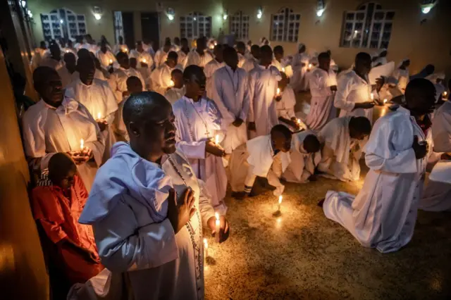  গভীর ধর্মবিশ্বাসের কারণে কেনিয়ায় অনেক মানুষ বিপজন্নক গির্জা এবং ধর্মগুরুদের খপ্পড়ে পড়ে।