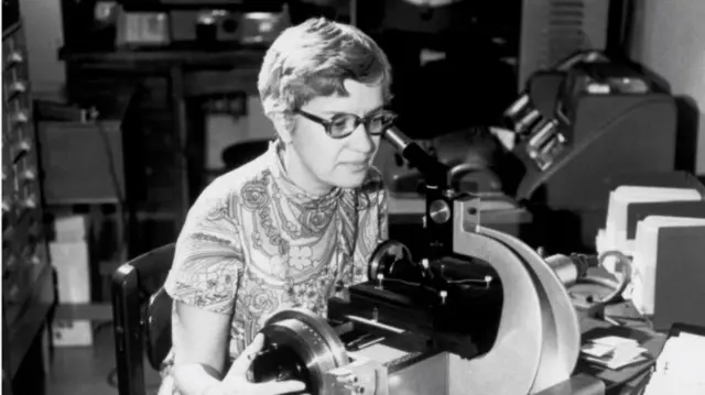 Vera Rubin dans un laboratoire.