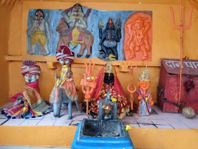पातालपानी रेल्वे ट्रॅकजवळील तंट्या मामाचे मंदिर.