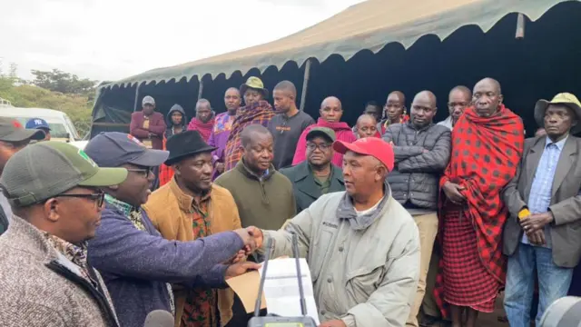Baadhi wa wananchi kutoka jamii ya kimasai wakipokea fidia mapema kabla ya kuanza safari ya kuelekea katika makazi yao mapya yaliyopo mkoani Tanga.