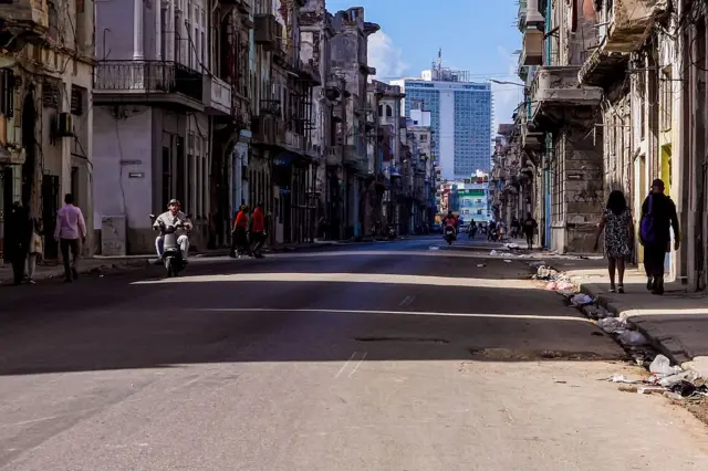 Mu kugerageza guhangana n'ikibazo, leta ya Cuba yashyizeho ingamba zirimo ko iminsi y'akazi mu cyumweru iba ine(4) mu bigo bya leta, kandi benshi bagakorera mu rugo