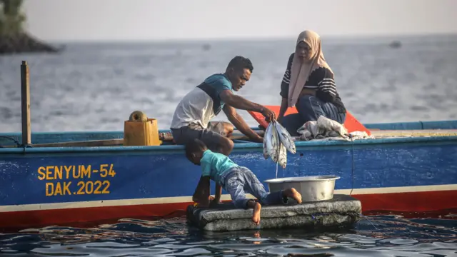 Nelayan mengeluhkan hasil tangkapan ikan berkurang.
