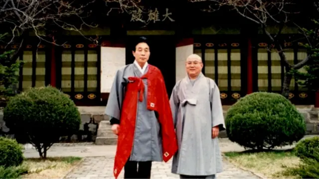 उत्तर कोरियाचे प्रमुख धर्मगुरू (डावीकडे) आणि धर्मगुरू बिओप्टा