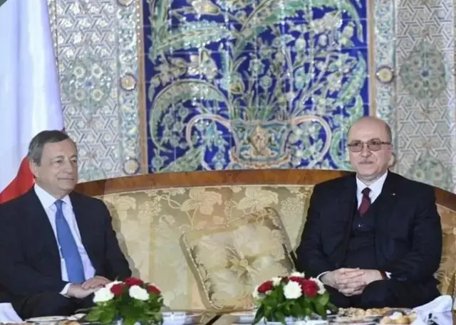 Le dirigeant italien Mario Draghi et le président algérien (à droite)