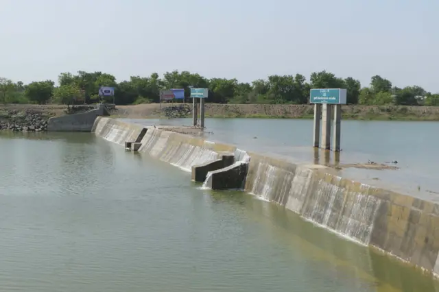 ગાગડિયો નદી, અમરેલી, દુધાળા ગામ, ભારતમાતા સરોવર, ચેકડૅમ, લાઠી, ગુજરાતમાં પાણીની સમસ્યા, ગુજરાતમાં જળવ્યવસ્થાપન, બીબીસી ગુજરાતી
