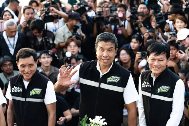 นายชัชชาติ พร้อมทีมงานเดินทางมาถึงสถานที่รับสมัครเป็นคนแรกเวลา 05.50 น.