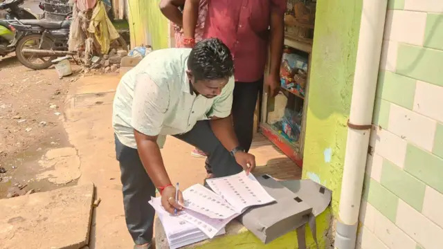 தமிழ்நாட்டில் வாக்காளர் பட்டியல் சிறப்புத் தீவிரத் திருத்தம் எப்படி நடக்கிறது?