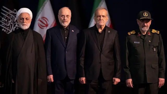 El presidente del Parlamento iraní, Mohammad Bagher Ghalibaf, el presidente del Tribunal Supremo de Irán, Gholam-Hossein Mohseni-Eje'i, el presidente iraní, Masoud Pezeshkian, y el comandante general de la Guardia Revolucionaria Islámica, Mohsen Rezaee.