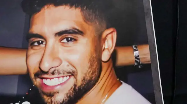 Evyatar David en una foto en la que se lo ve con barba y sonriendo ampliamente.