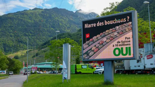 En Villeneuve, Suiza, el 13 de mayo de 2026, se observa un cartel antes de la votación del 14 de junio sobre un plan respaldado por el Partido Popular Suizo (SVP), de derecha, para limitar la población a 10 millones de habitantes. El cartel dice: "¡Hartos de los atascos! ¡No a una Suiza de 10 millones!".