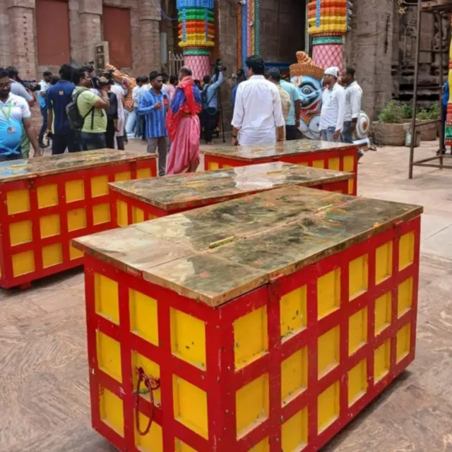 रत्नभंडारासाठी आणलेल्या खास पेट्या