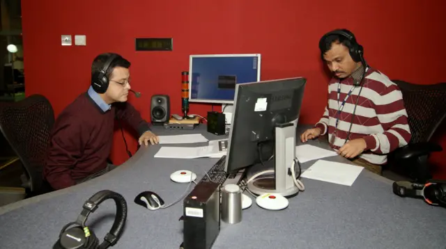 লন্ডনের স্টুডিও থেকে অনুষ্ঠান পরিবেশন করেছেন মিজান খান (ডানে) আর মোয়াজ্জেম হোসেন।