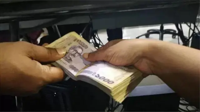 সম্প্রতি ঘুষ নিতে গিয়ে দুদকের কাছে হাতে নাতে ধরা পড়েছেন দুই সরকারি কর্মকর্তা