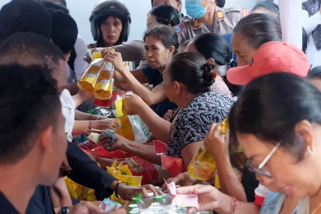 Warga membeli minyak goreng saat pasar murah jelang Ramadan, Tabanan, Bali. Menteri Pertanian Amran Sulaiman meminta produsen tidak melakukan hal yang bisa merugikan masyarakat di masa Ramadan.