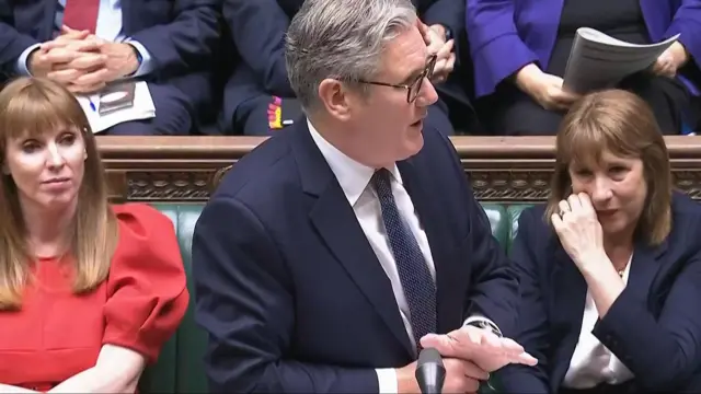 Провальные слушания социальной реформы в парламенте на этой неделе довели Ривз до слез. Вице-премьер Рэйнер (слева в красном) сохранила самообладание, а Стармер сказал, что Ривз расстроили личные проблемы, а не работа