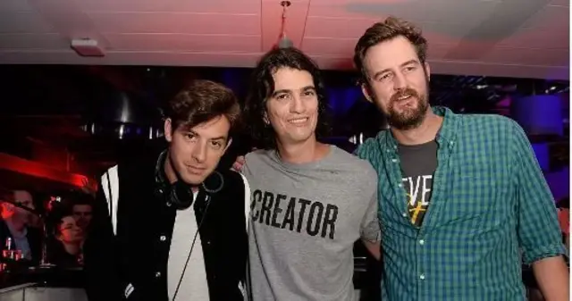 Adam Neumann, photographié avec le DJ Mark Ronson (à gauche) et le directeur de la création de WeWork, Miguel McKelvey, lors de la soirée de lancement de la société à Londres en novembre 2015.