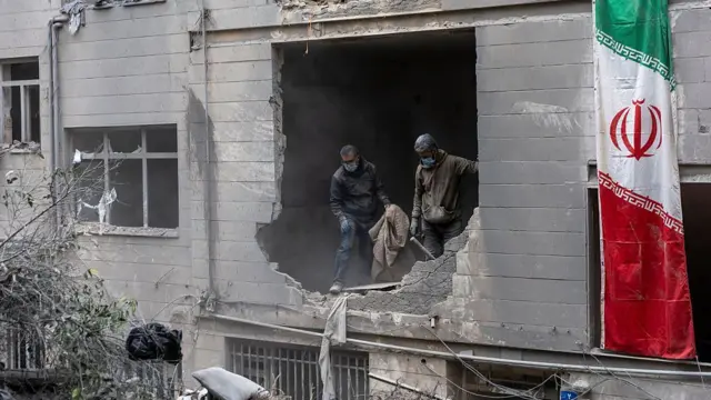 তেহরানে হামলায় ধ্বংস হওয়া বাড়ি