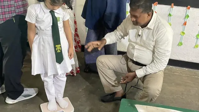 तौल लिँदै बालिका