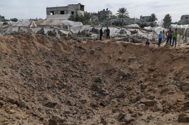 Los ataques dejaron grandes huecos en campos donde muchos palestinos levantaron las carpas donde viven actualmente en Rafah.