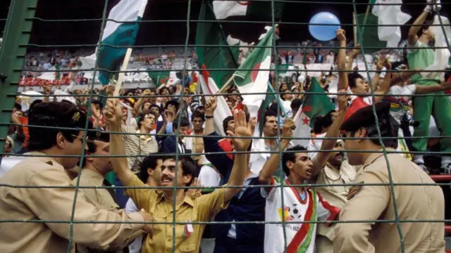مشجعون جزائريون يعبرون عن فرحتهم بعد فوز المنتخب الجزائري على ألمانيا بهدفين مقابل هدف واحد في كأس العالم عام 1982