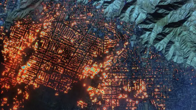 Imagen satelital donde se aprecian los edificios en llamas en Altadena, Los Ángeles. 