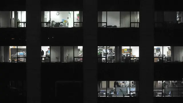 야근 중인 한국 회사원들