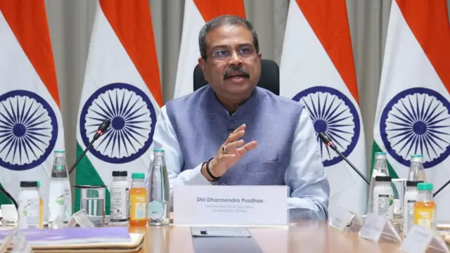 தமிழ்நாடு, மேற்கு வங்கம், கேரளா, தேசிய கல்விக் கொள்கை, மும்மொழிக் கொள்கை, பி.எம்.ஸ்ரீ பள்ளிகள்

