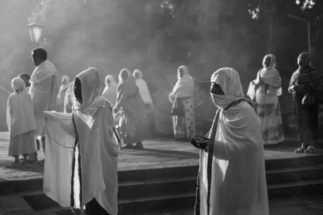 የኢትዮጵያ ኃይማኖቶች ተቋማት ጉባዔ የኮሮናቫይረስ ወረርሽኝን ተከትሎ ባወጀው የጸሎት መርሀ ግብር ላይ የታደሙ ምዕመናን በጸሎት ላይ