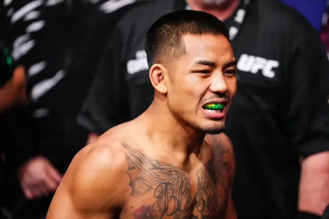 မြန်မာနိုင်ငံအလံအရောင်တွေခြယ်ထားတဲ့ အံကပ်နဲ့အတူ မြင်ရတဲ့ ဂျော့ရှုဝါ ဗန်